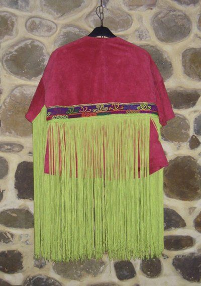 Chaqueta étnica confeccionada en ante y adornada con telas de afganistan y flecos