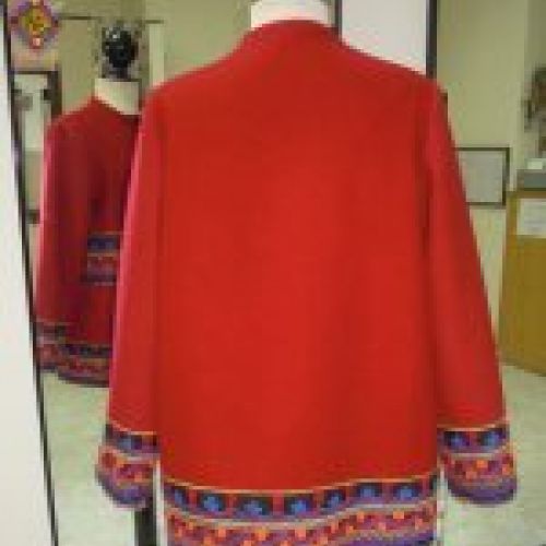Abrigo de paño de lana  adornado con telas y abalorios afganos