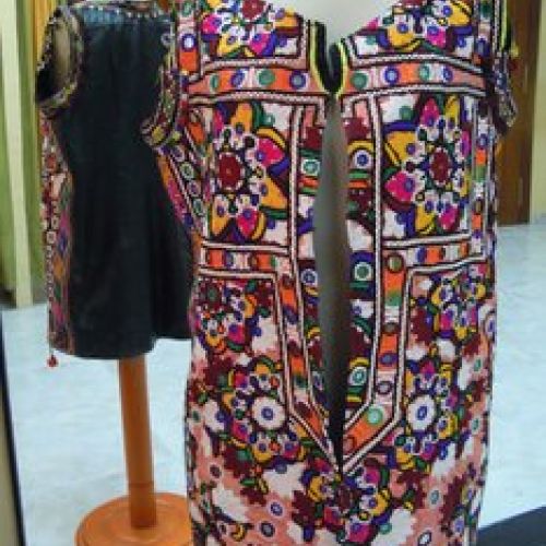 Chaleco confeccionado con telas pakistaníes y cuero, delantero (1)