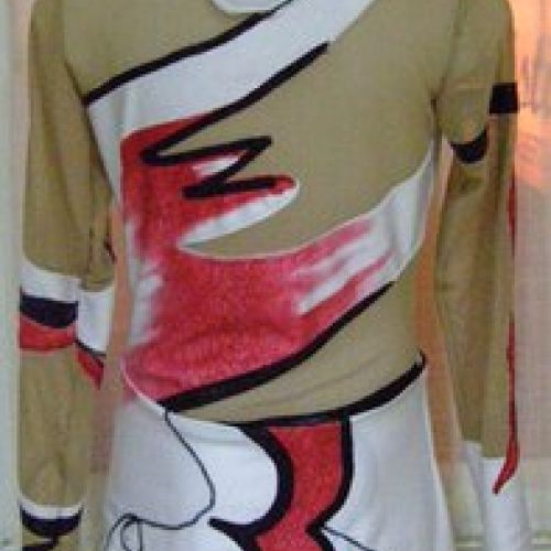 Trasero del maillot de patinaje artístico EN VENTA. Realizado en Lycra blanca y negra con un degradado en rojo pintado a mano.
