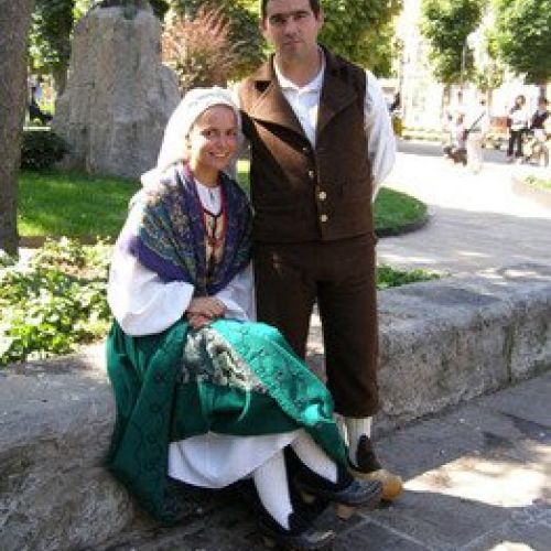 Traje campurrianos (romería) mostrando bajos de la  falda y camisón.