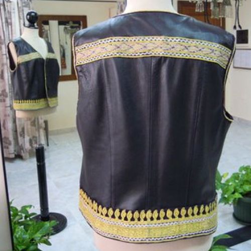 Chaleco de cuero adornado con telas afganas (trasero)