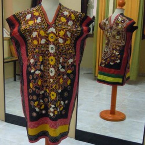 Vestido confeccionado con telas indias, delantero