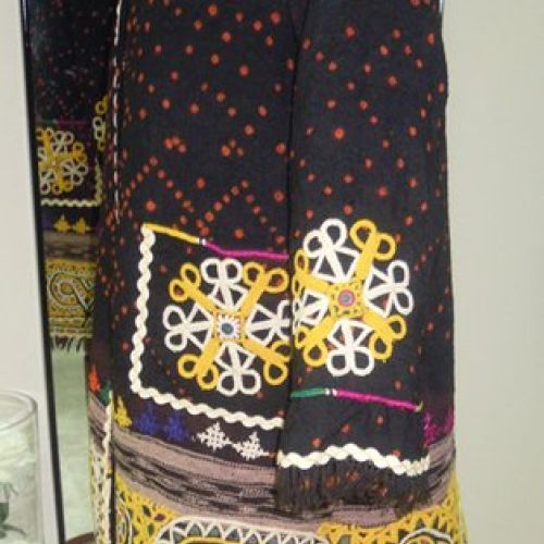 Abrigo confeccionado con tela de lana de Afganistán y cuello de piel de mapache (lateral)