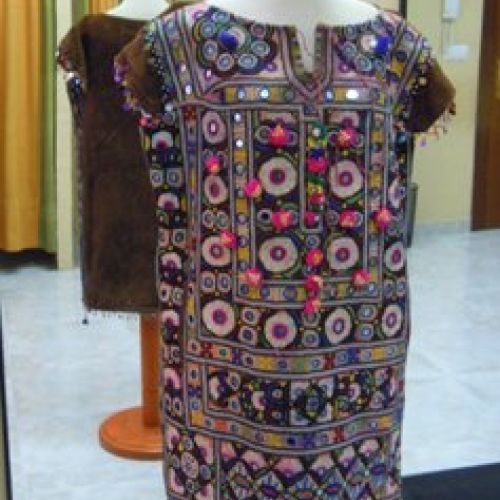 Vestido combinando telas indias y ante (delantero)