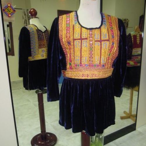 Vestido de terciopelo con pechera de Afganistán (delantero)