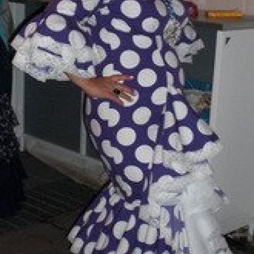 Traje flamenca lunares blancos fondo morado (2). (Confeccionado en el año 2009)