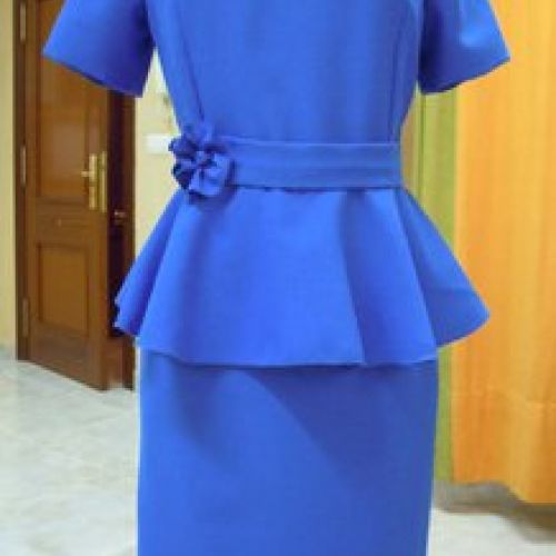 Vestido con sobrefalda (delantero)