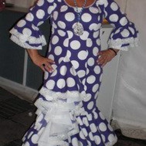 Traje flamenca lunares blancos con fondo morado (1). (Confeccionado en el año 2009)