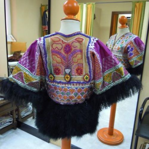 Chaqueta confeccionado con telas de Afganistán y piel de plumas (trasero)