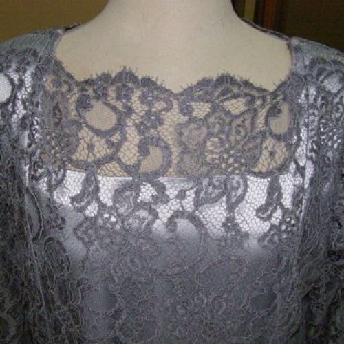 Vestido encaje gris, detalle escote (3)