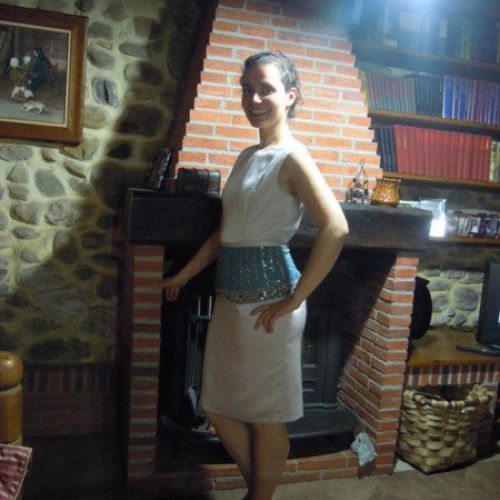 Vestido básico en tafetán con fajín confeccionado con saree de India