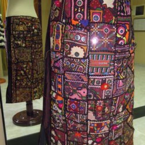 Falda confeccionada con tapiz indio (delantero)