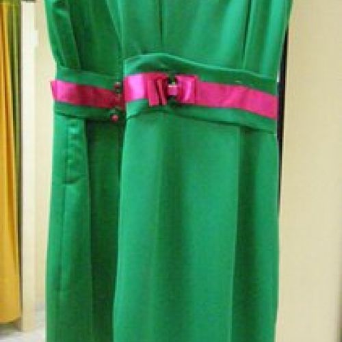Vestido verde, con fajin verde y rosa (delantero)
