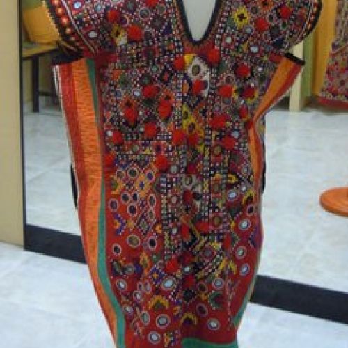 Vestido confeccionado con telas indias, trasero