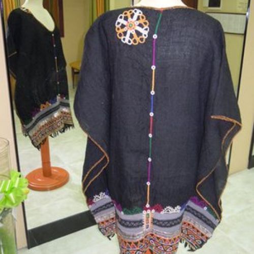 Poncho confeccionado con telas indias, trasero