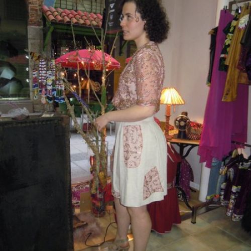 Chaqueta joya confeccionada con saree de India y falda de lino con parches de saree (detalle lateral)