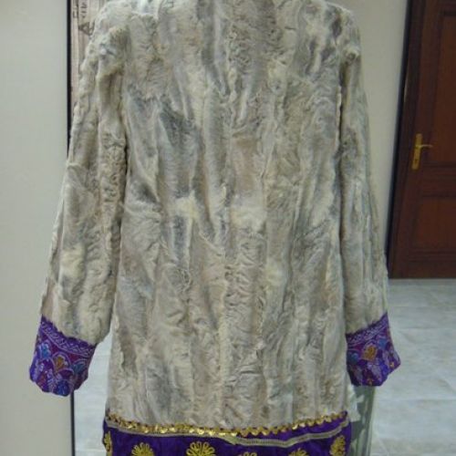 3 Abrigo de piel, después; customización con telas afganas (trasero)