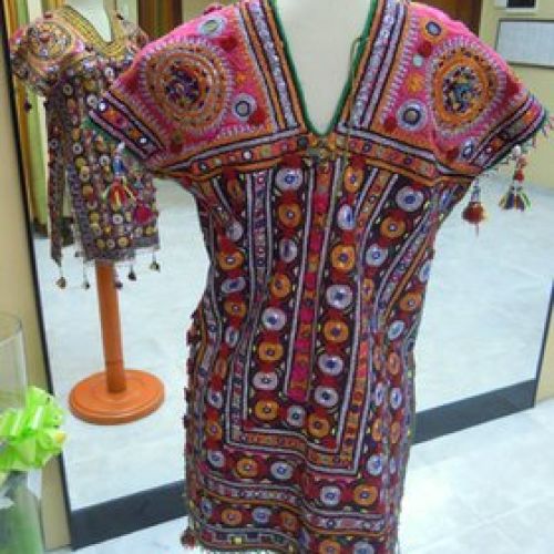 Vestido confeccionado con telas indias, trasero