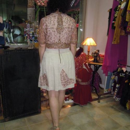 Chaqueta joya confeccionada con saree de India y falda de lino con parches de saree (trasero)