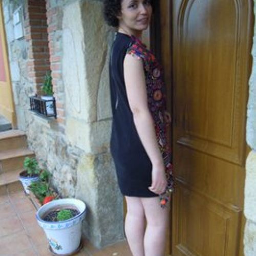 Vestido confeccionado con telas del noreste de India combinado con antelina (trasero)
