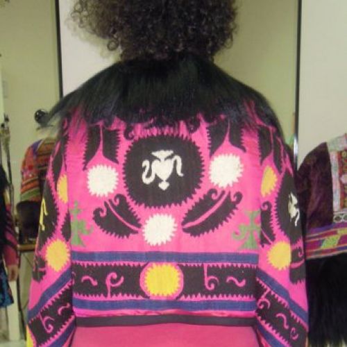 Poncho confeccionado con telas antiguas de Uzbekistán y piel de cabra del Himalaya (trasero)