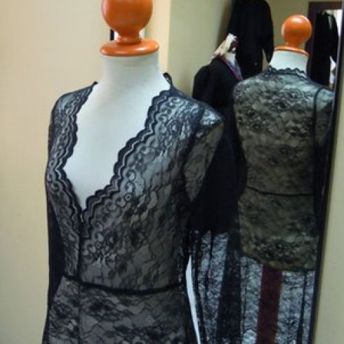 Sobrevestido de encaje (detalle del escote)