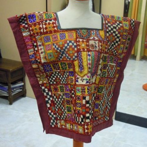 Poncho confeccionado con tapiz indio, delantero