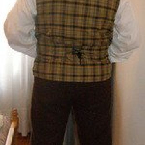 Tercer paso: Chaleco, la trasera del chaleco de hombre se encontraba realizado con retales de tela, ya que, el paño era mucho más caro y esta parte iba a estar tapada por la chaqueta.