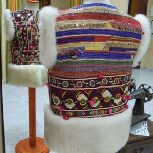 Chaleco étnico vintage realizado en tela india y piel, trasero