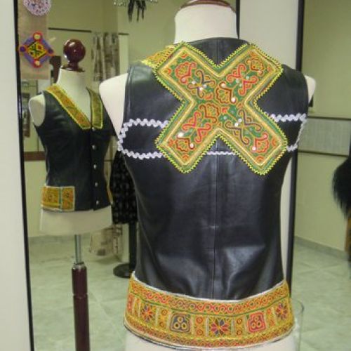 Chaleco de cuero customizado con telas de Afganistán (trasero)