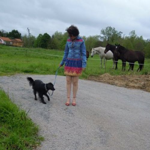 Cazadora y falda confeccionados con telas de Afganistán (delantero)