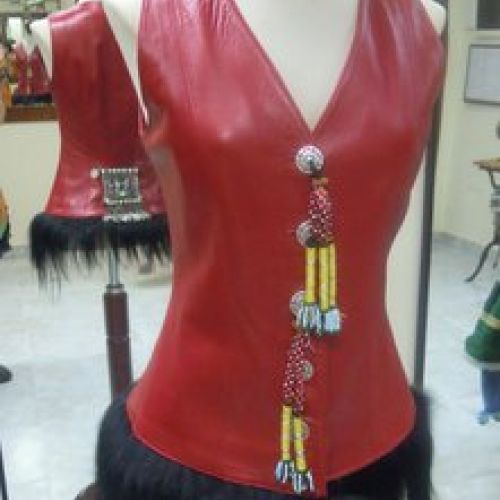 Chaleco de cuero adornado con abalorios afganos y pelo de cabra del Himalaya (delantero)