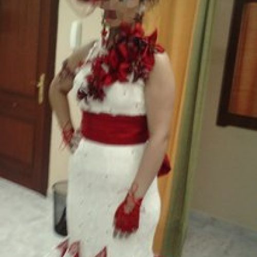 Vestido de fiesta en blanco con volantes y adornos en rojo (2)