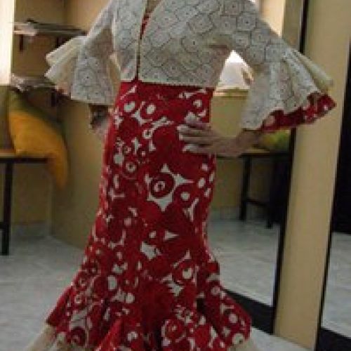 Traje de flamenca rojo, delantero, con chaquetilla (confeccionado en el año 2011)