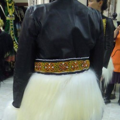 2 Cazadora de cuero customizada con telas afganas y piel de cabra del Himalaya