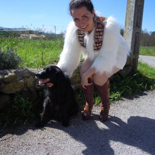 Abrigo étnico vintage confeccionado con pelo de conejo de angora y pechera de Afganistán adornada con talismanes turcos y cowries (1)