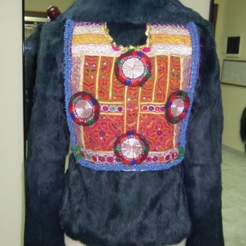 4 Abrigo de piel después; customización con pechera étnica de Afganistán (trasero)