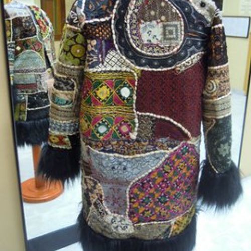 Abrigo confeccionado con tapices indios, trasero