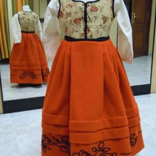 Traje de campurriana de niña (delantero)