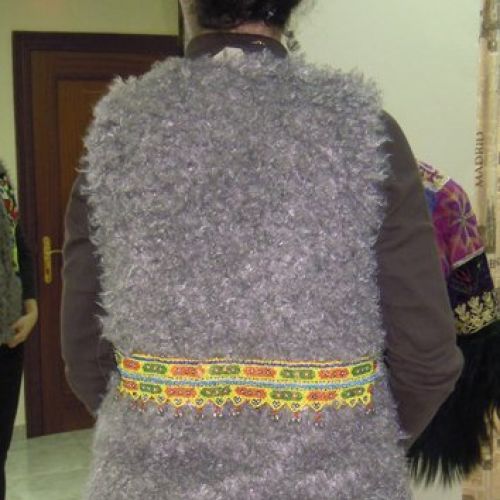 Chaleco customizado con telas de India y abalorios de Afganistán (trasero)