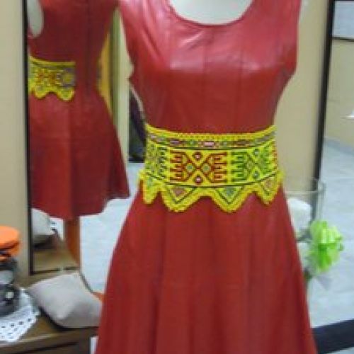 Vestido de cuero adornado con abalorios de Afganistán (delantero)