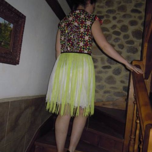 Chaleco ético vintage confeccionado con telas de India y fleco (trasero)