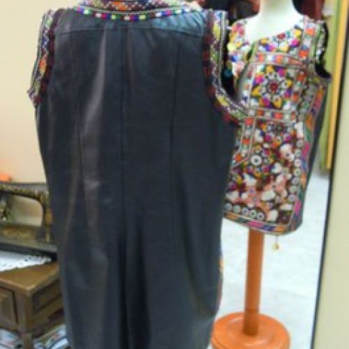 Chaleco confeccionado con telas pakistaníes y cuero, delantero (2)