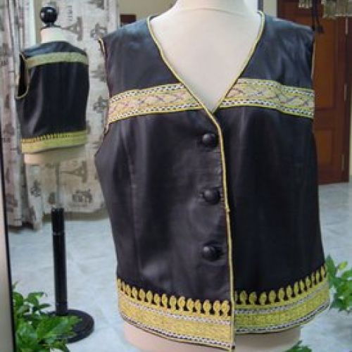 Chaleco de cuero adornado con telas afganas (delantero)