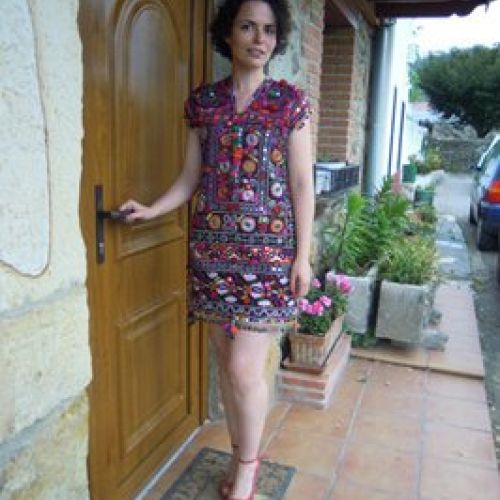 Vestido confeccionado con telas del noreste de India combinado con antelina (delantero)