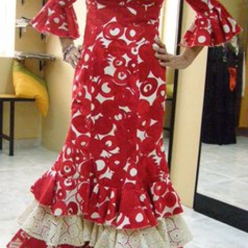 Traje de flamenca rojo, delantero, sin chaquetilla (confeccionado en el año 2011)