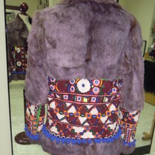 Abrigo de piel de conejo customizado con telas vintage de India (trasero)