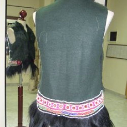 Chaleco customizado con tela y medallones afganos y piel de cabra del Himalaya (trasero)