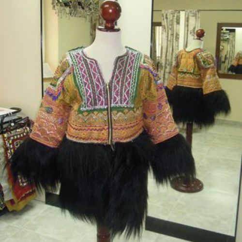 Abrigo confeccionado con telas afganas y pelo de cabra del Himalaya (delantero)